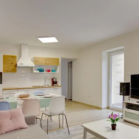 Villa Nadin Apartman Haz